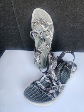BareTraps Woods black and gray sandals 10